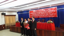 Trao giấy phép hoạt động cho Trưởng đại diện Văn phòng VRG tại Lào